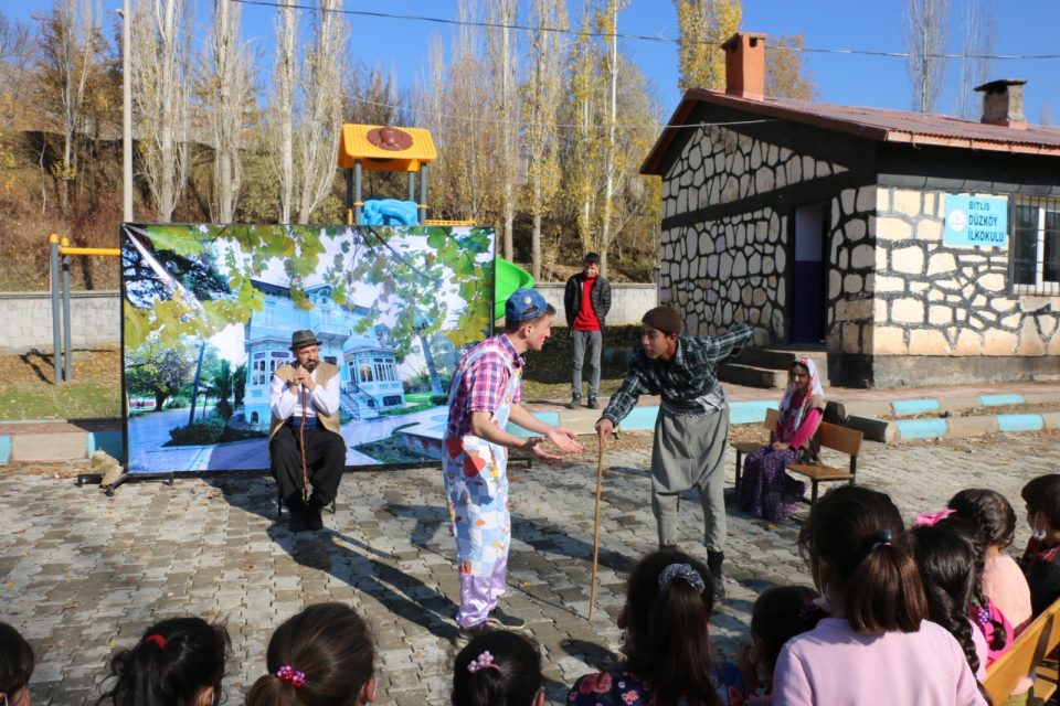 Bitlis Belediyesince oluşturulan ekip köy köy gezerek çocukları tiyatroyla buluşturuyor